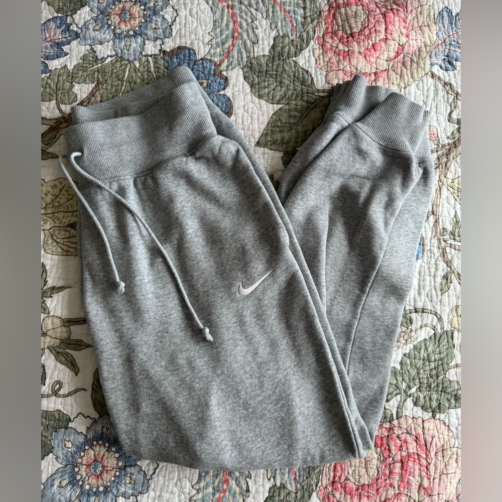 Nike Women’s Gray Jogger Sweatpants